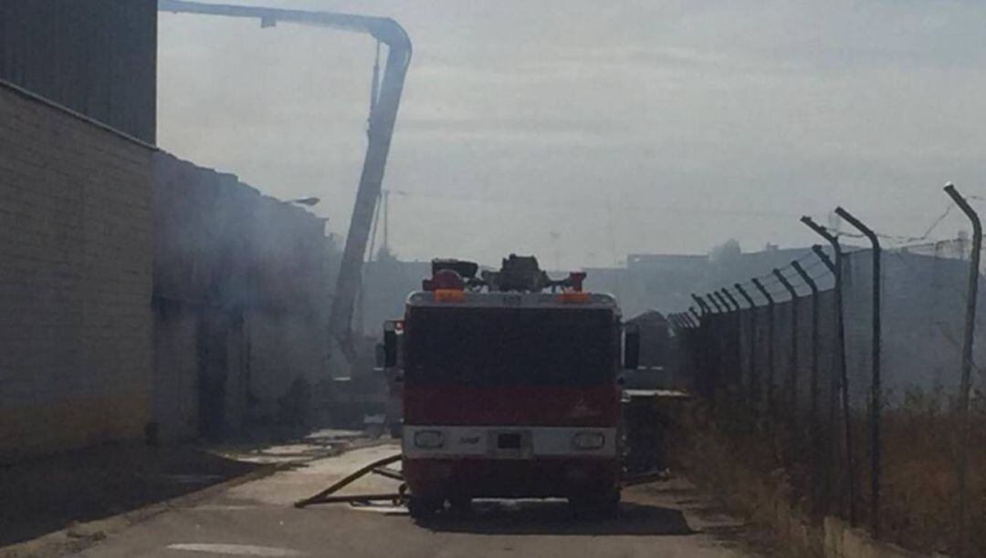 Imagen de los bomberos sofocando las llamas originadas en una nave abandonada del Polígono Industrial de Manzanares