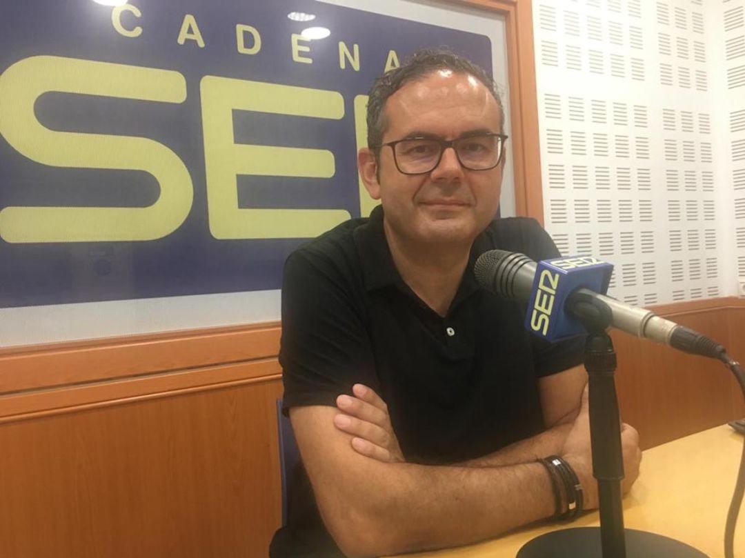 Giuseppe Aloisio en el estudio de Radio Córdoba