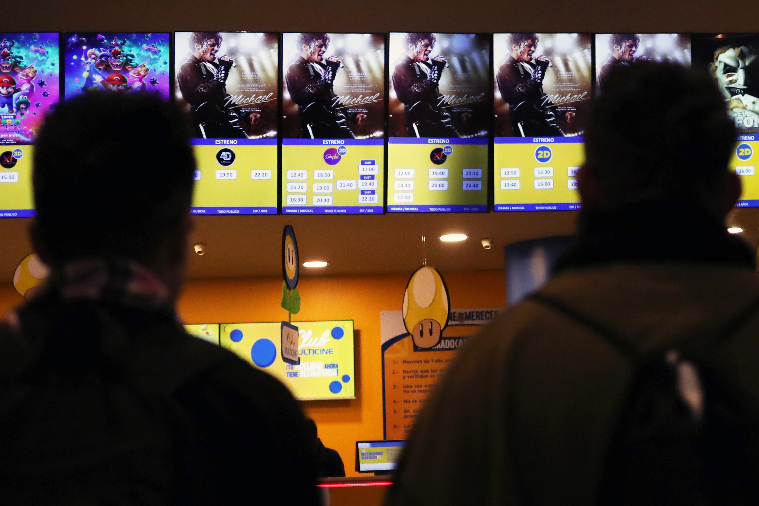 AME6266. LA PAZ (BOLIVIA), 23/04/2026.- Personas observan el cartel de la película 'Michael' este jueves, en una sala de cine en La Paz (Bolivia). EFE/ Luis Gandarillas