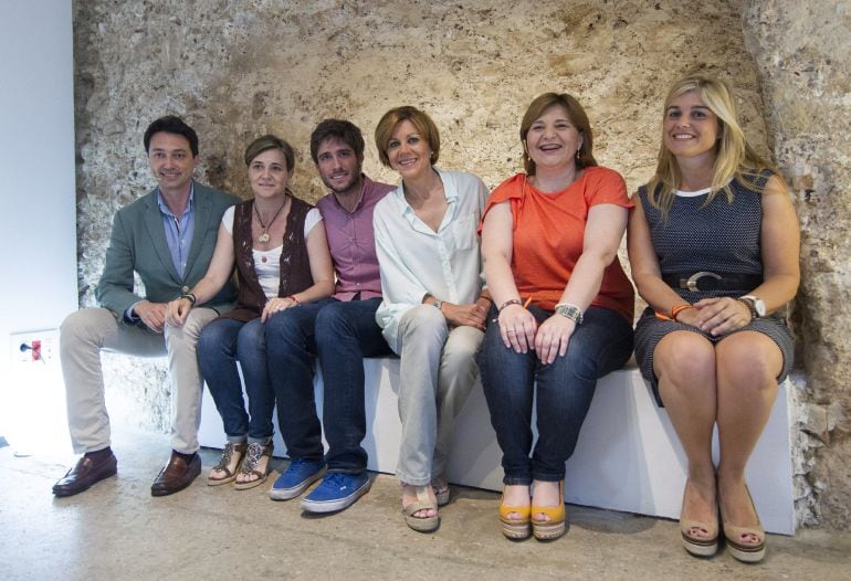 La secretaria general del PP, María Dolores de Cospedal (c), participa en un acto de Nuevas Generaciones, junto a la presidenta regional del partido, Isabel Bonig (2ªd), Juan Carlos Betoret (i), Elena Bastidas (2ªi) y Eva Ortíz (d)