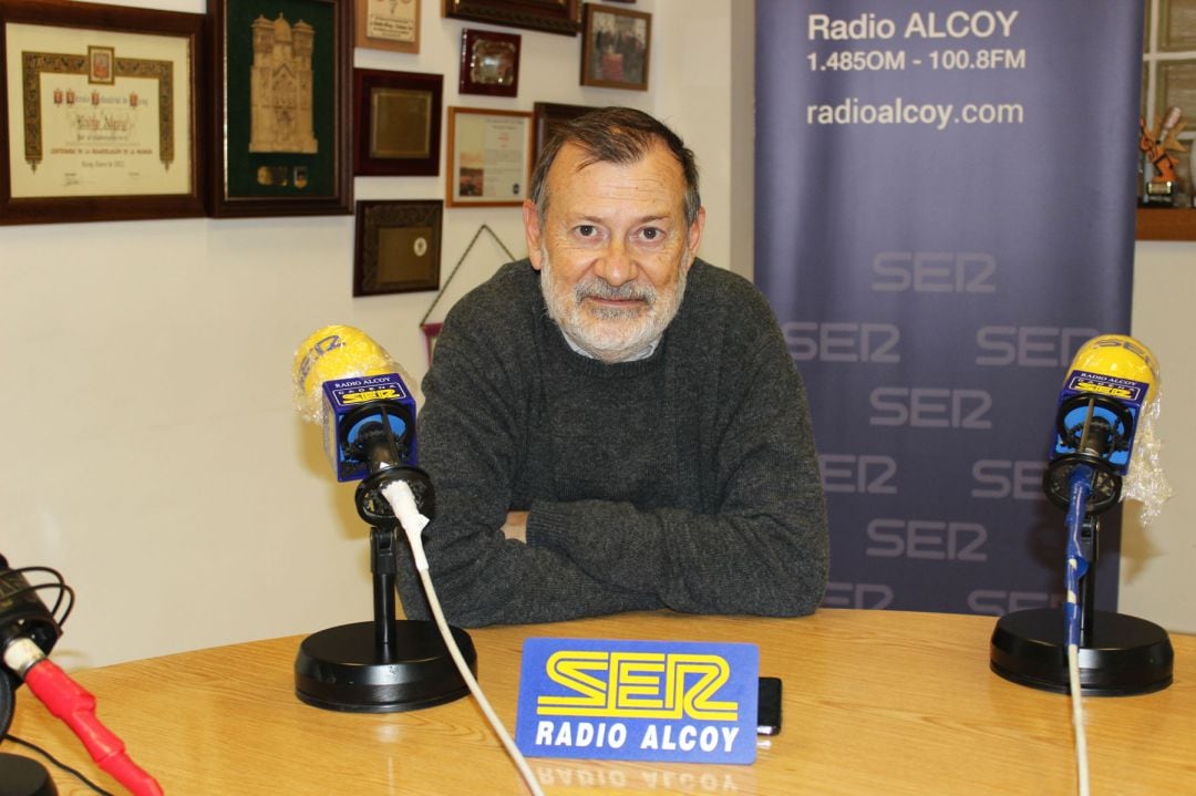 Manolo Gomicia, en su última etapa política de director general de Formación Profesional y Enseñanza de Régimen Especial, en los estudios de Radio Alcoy