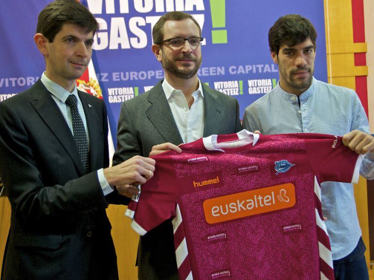 Presentación de la camiseta del Deportivo Alavés