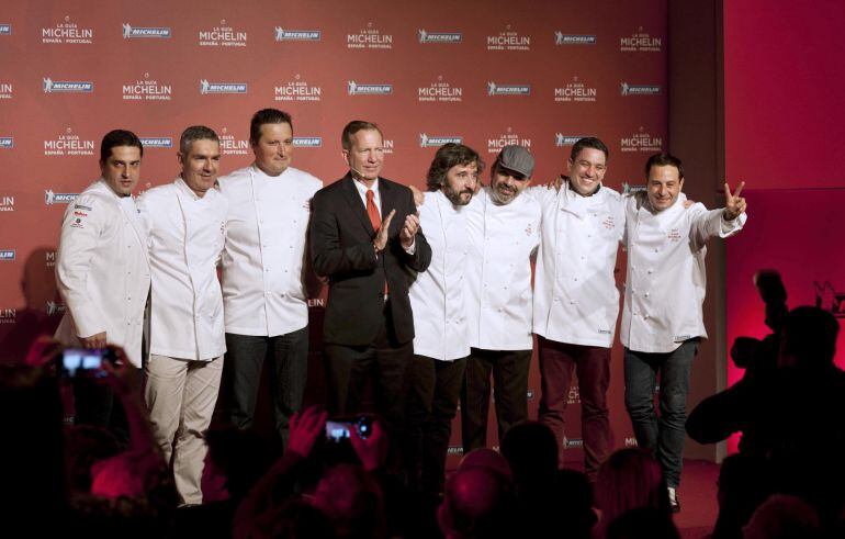 Foto de familia del presidente de Michelin, Michael Ellis, junto a los ganadores de &quot;Dos estrellas Michelín&quot; otorgadas en la gala de presentación de La Guía Michelin España&Portugal, hoy en Girona