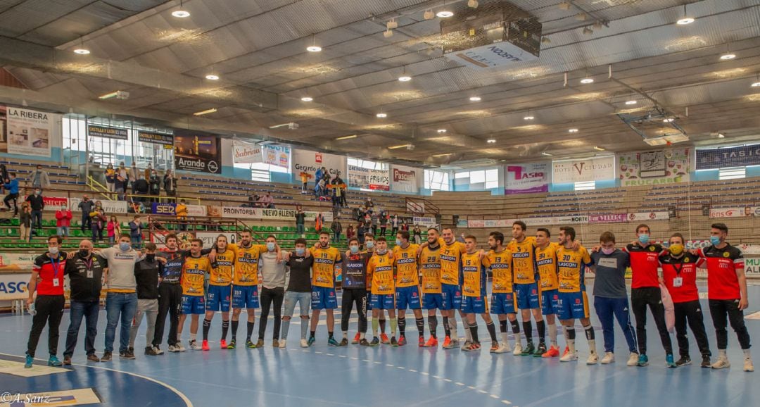 La plantilla de ASOBAL del Villa de Aranda mira a la grada donde se concentran los aficionados más entusiastas mostrándoles su gratitud por el apoyo durante la reciente temporada.