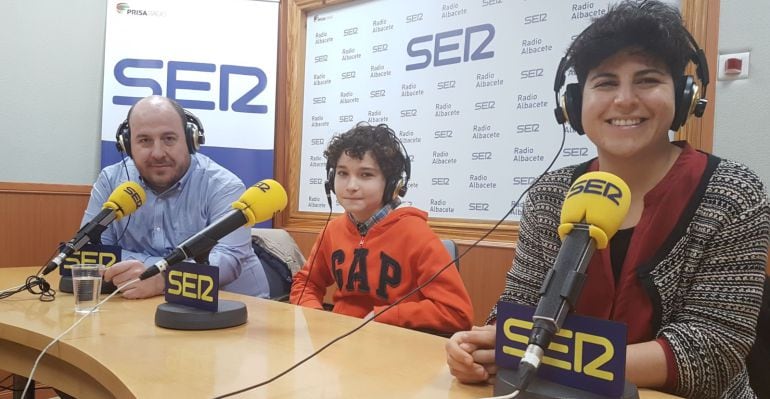 El director, un alumno y la orientadora del centro educativo