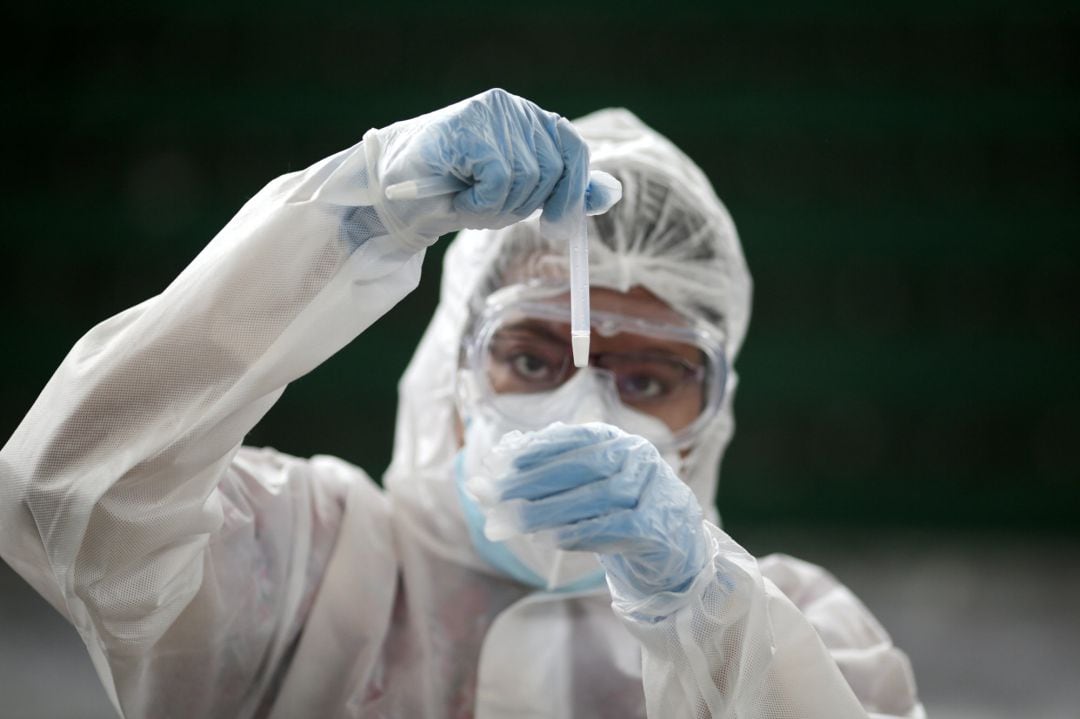Un sanitario sostiene una prueba PCR