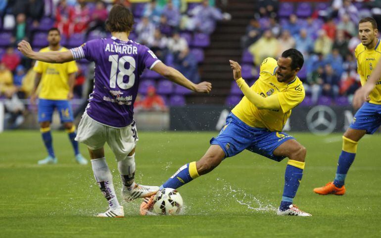 Ángel López Ruano y Álvaro Rubio disputan un balón en un estadio de Zorilla pasado por agua