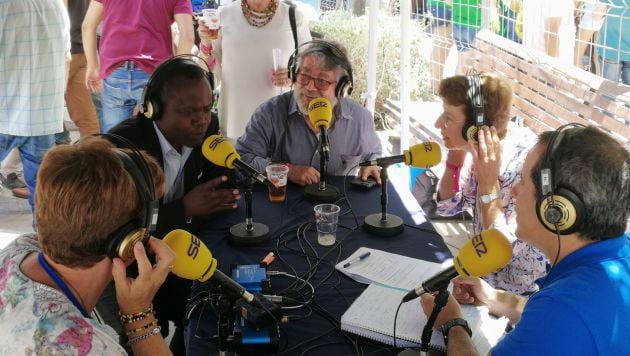 Sènakpon Gbassi, cónsul de Francia; Gonzalo Rueda, cónsul de Ecuador, y Dorothea von Drahosch, cónsul de Alemania, en la Plaza de los Luceros