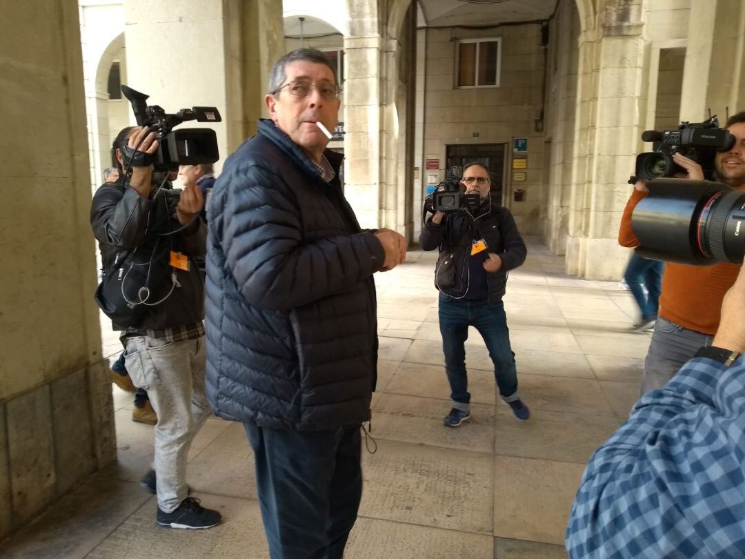 Juan Cano a la puerta de la Audiencia Provincial de Alicante