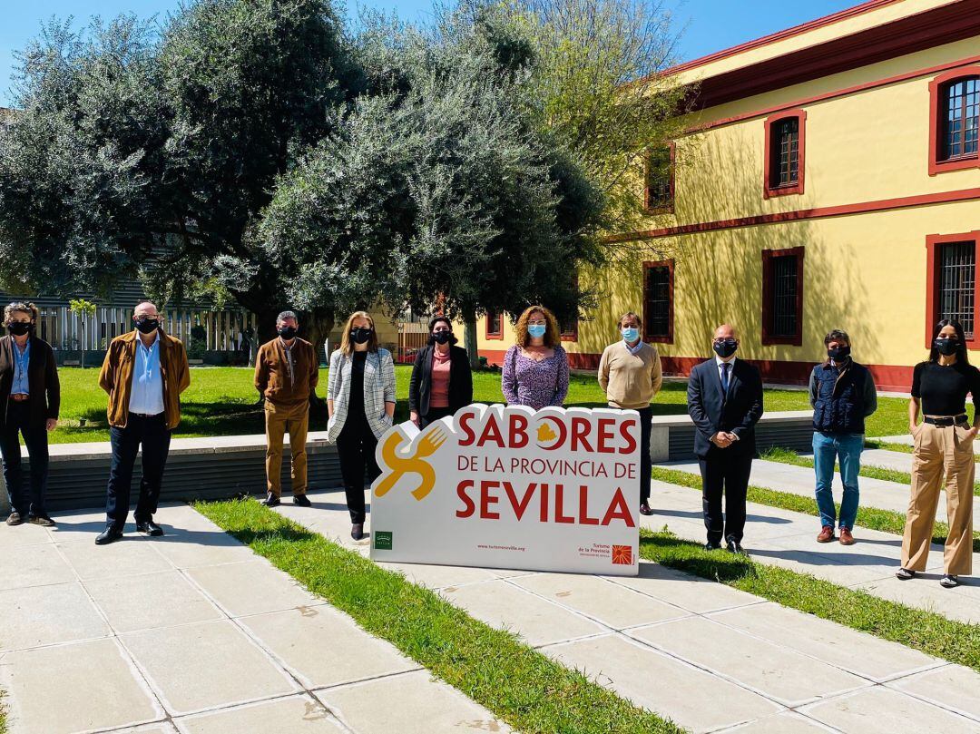 La vicepresidenta de Prodetur, Manuela Cabello, junto al jurado de la primera sesión de catas del VI Premio de vinos y Licores de la Provincia de Sevilla