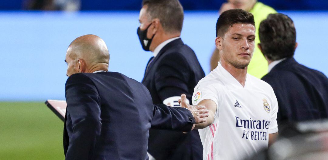 Zidane y Jovic se saludan después de que el francés sustituyera al serbio durante un partido