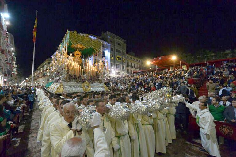 Semana Santa ante la Tribuna en la Plaza de la Constitución de Málaga