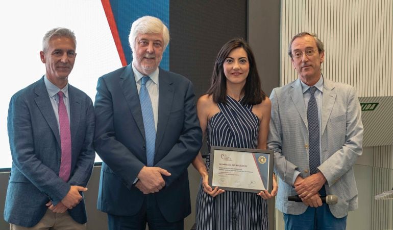 De izq. a drcha.: Dr. Francisco Ruiz Mateas, coordinador de SEC-Excelente; Dr. Andrés Íñiguez, presidente anterior de la Sociedad Española de Cardiología;  Dr. Carmen Durán Torralba, responsable de la Unidad de Insuficiencia Cardiaca del Hospital Alto Gua