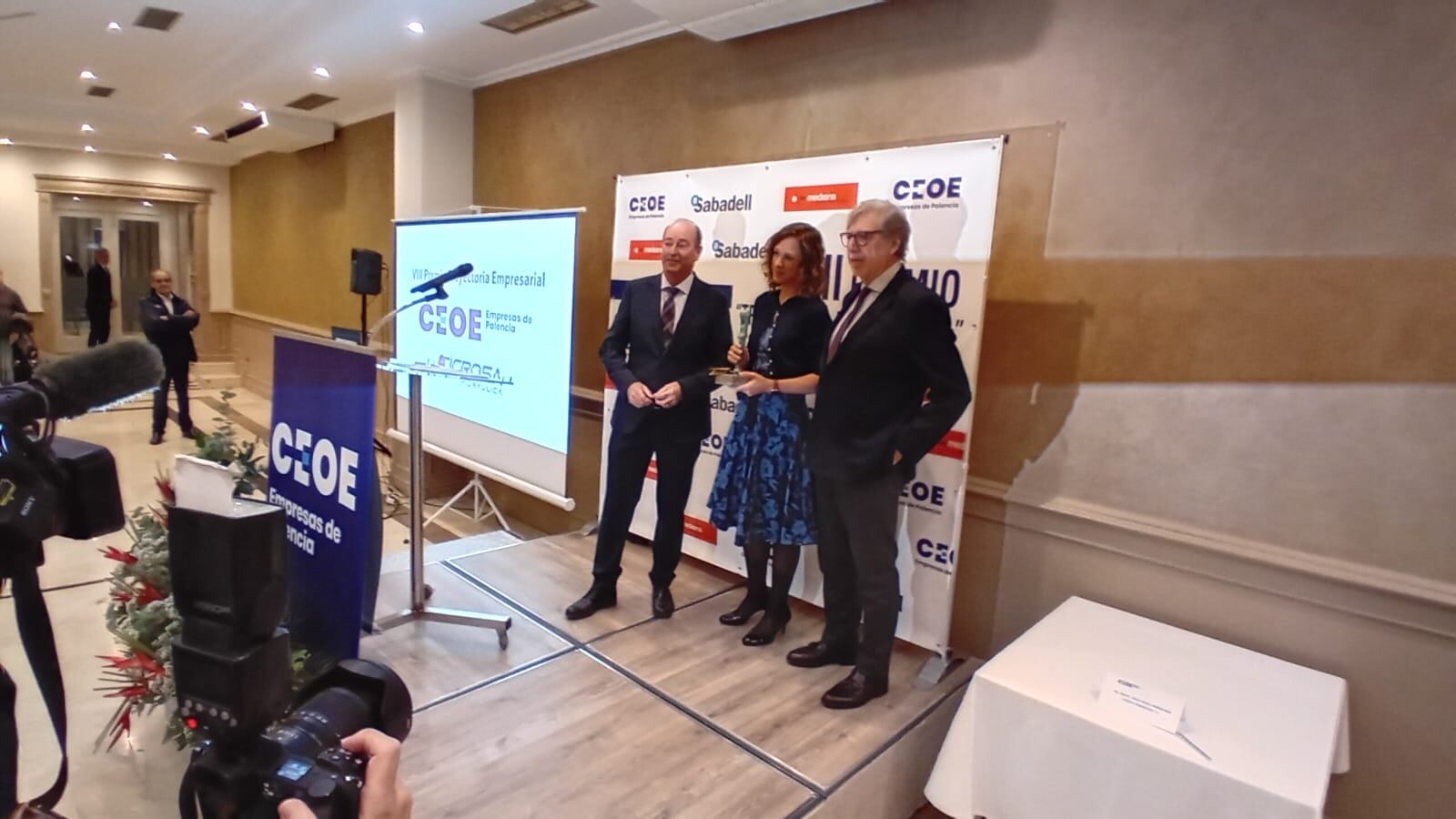 Elena Becoechea, CEO de Cicrosa Hidráulica, recogiendo el Premio Trayectoria Empresarial que concede CEOE Palencia