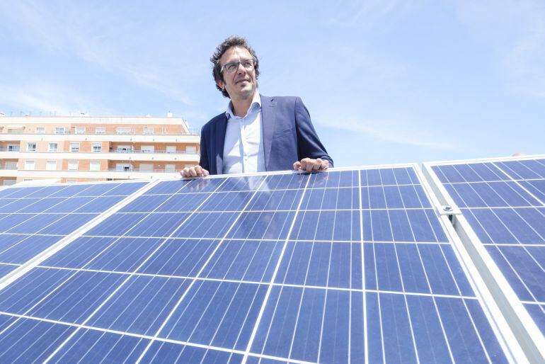 El alcalde de Cádiz, José María González, posa con un panel fotovoltaico