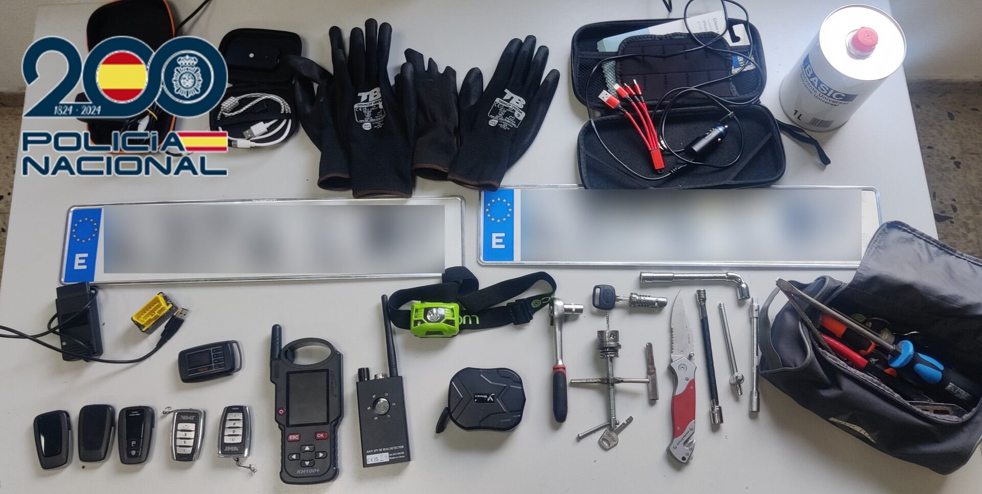 Objetos recuperados por la Policía Nacional en una operación contra el tráfico ilegal de vehículos en València.