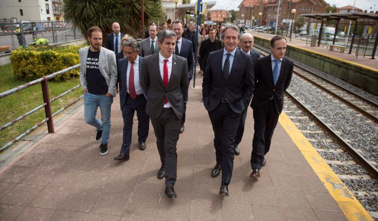 Pablo Zuloaga visita, junto al ministro de Fomento, Íñigo de la Serna, en una reciente visita a la estación de RENFE-FEVE en Bezana.