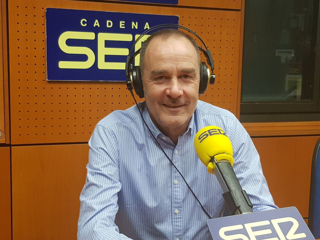 Víctor Fernández en los estudios de Radio Zaragoza durante la entrevista en el programa El Larguero