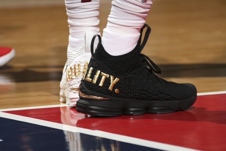 Las zapatillas que ayer lució LeBron James en Washington ante los Wizards.