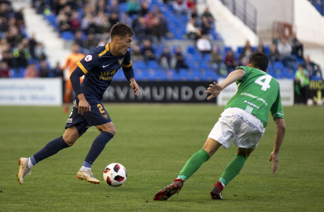 Adán Gurdiel conduce el balón 