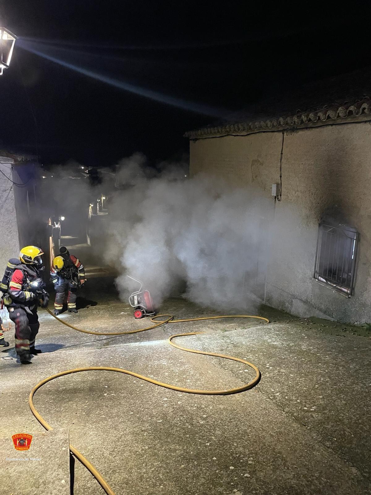 Incendio de una vivienda unifamiliar en Espinoso del Rey. Foto: Consorcio Provincial de Extinción de Incendios y Salvamentos de Toledo.