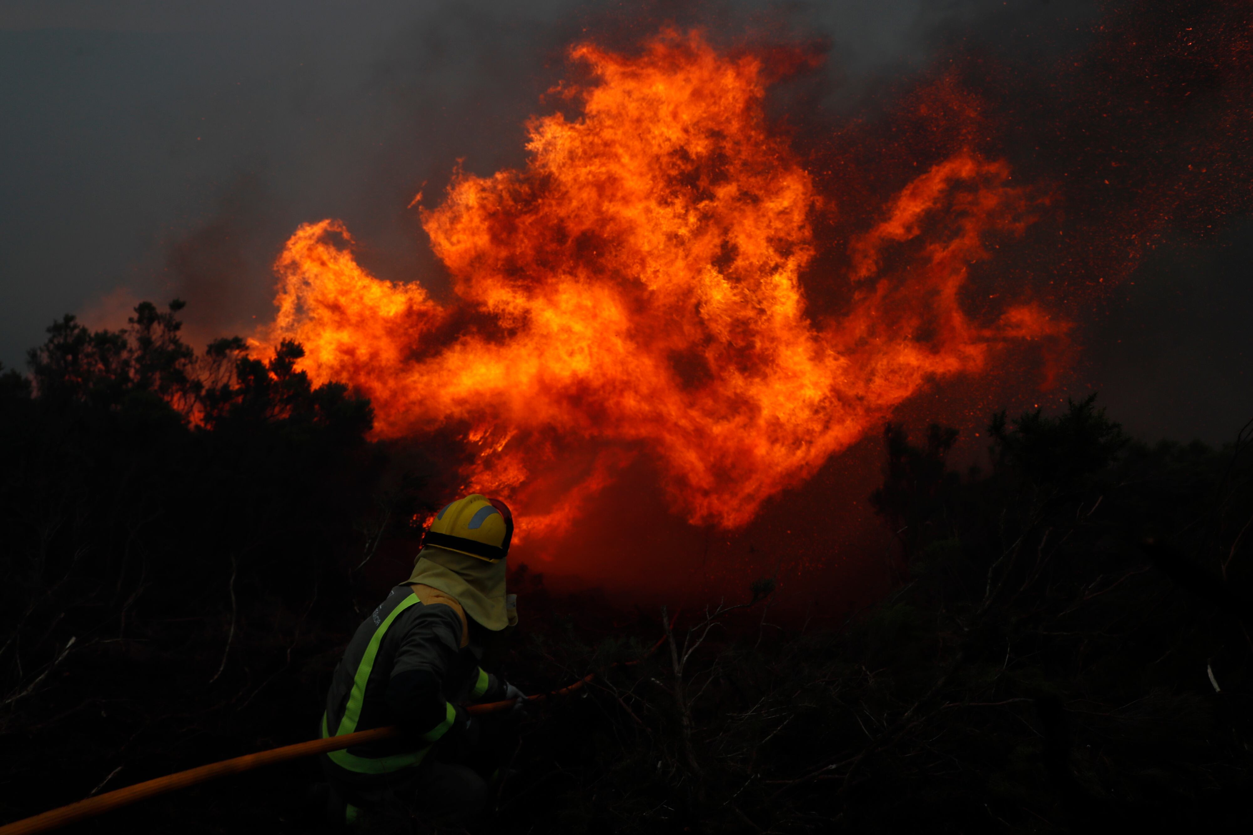 BALEIRA (LUGO), 29/03/2023.- 3 técnicos, 13 agentes, 27 brigadas, 13 motobombas, 1 pala, 2 aviones y 3 helicópteros se han movilizado para intentar controlar el incendio que se inició ayer en Baleira, parroquia de Cubilledo, Lugo. La Consellería del Medio Rural de la Xunta de Galicia acaba de solicitar la declaración como medida preventiva de la &quot;Situación 2&quot; en este incendio forestal por el fuerte viento y la proximidad del fuego al núcleo de Fórneas. EFE/Eliseo Trigo
