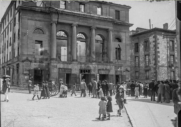 El Teatro Principal de Vitoria (ubicado en el conocido actualmente como edificio del Banco de España) tras el incendio