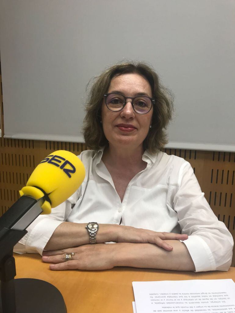 Isabel Burdiel en la Cadena SER en Valencia.