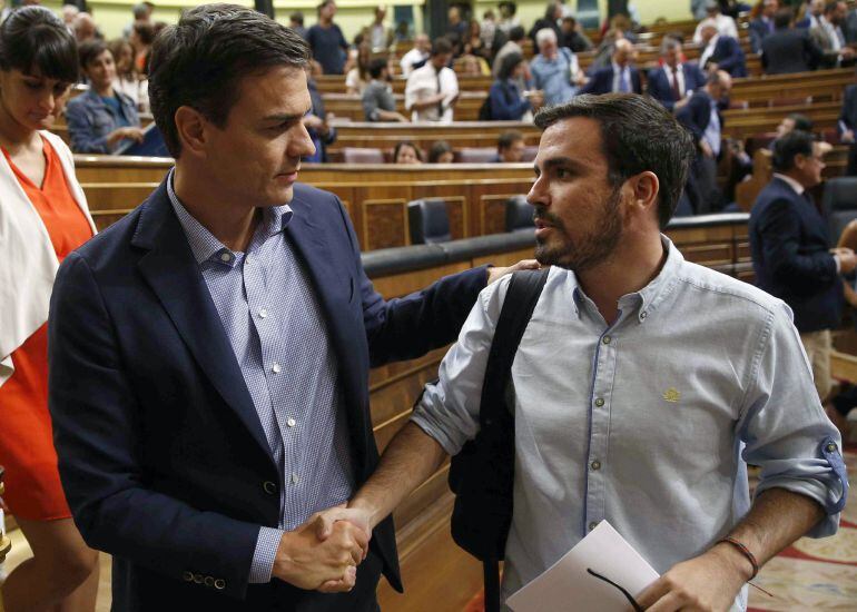 El líder del PSOE, Pedro Sánchez, saluda al de IU, Alberto Garzón al finalizar el pleno del Congreso, esta tarde en Madrid.