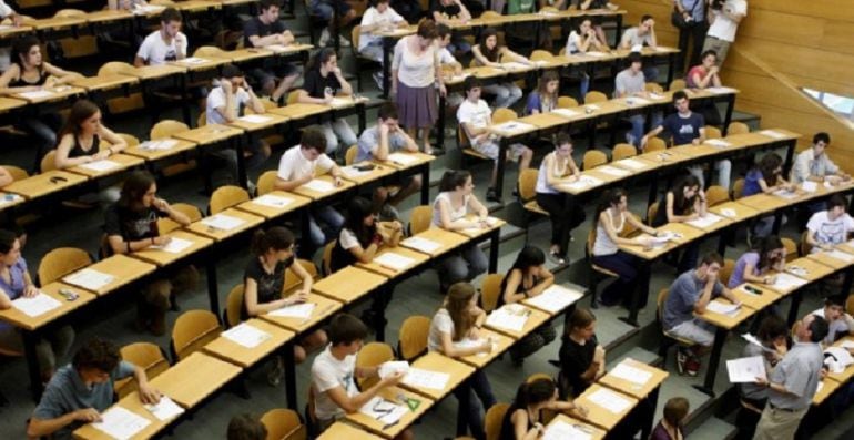 Estudiantes en el aula escalonada de la facultad