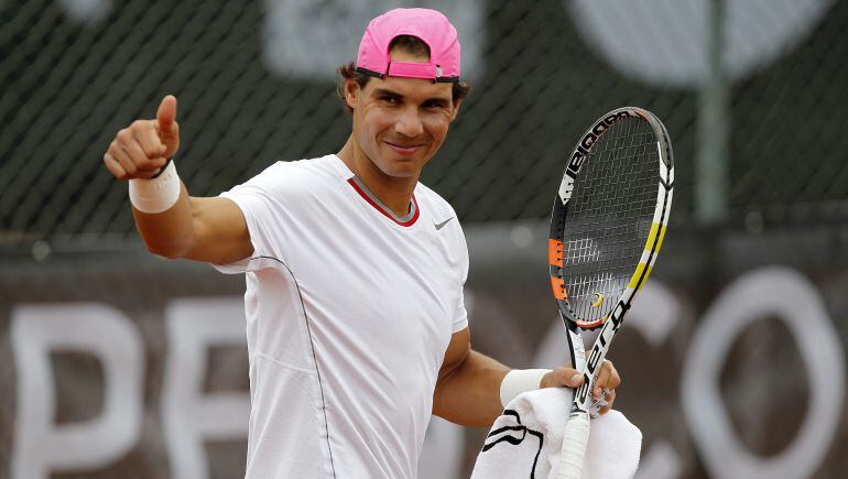 El tenista español Rafael Nadal saluda hoy, lunes 16 de febrero de 2015, durante un entrenamiento del Abierto de Tenis de Brasil, en Río de Janeiro (Brasil)