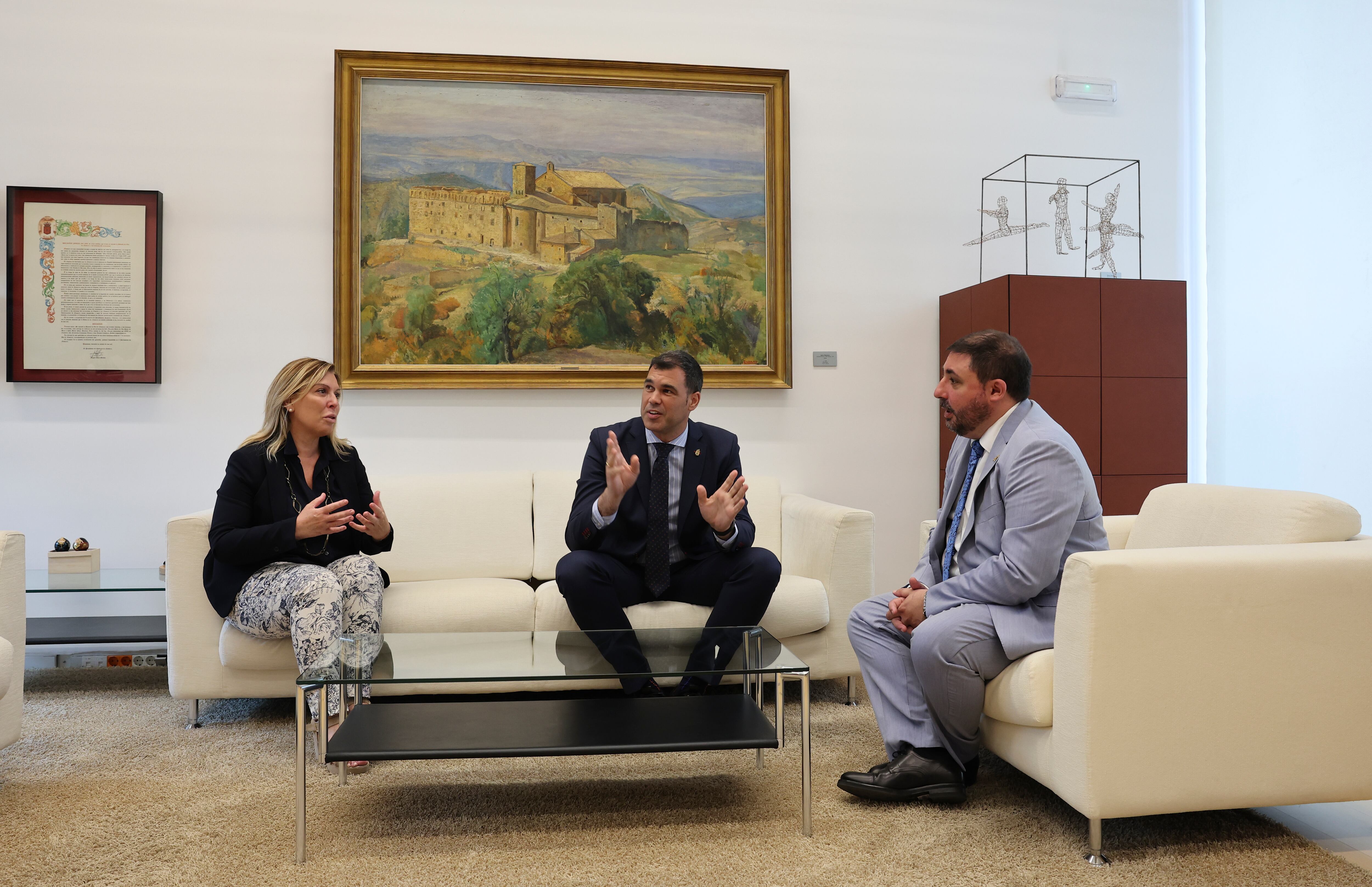  Los portavoces del PPN, Javier García y Amelia Salanueva, durante la reunión que han mantenido con el presidente del Parlamento de Navarra, Unai Hualde (derecha), en la ronda de consultas que ha iniciado este martes con las distintas formaciones políticas para en su caso proponer una candidatura a la presidencia del Gobierno foral. 