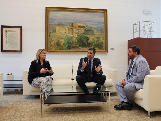 Los portavoces del PPN, Javier García y Amelia Salanueva, durante la reunión que han mantenido con el presidente del Parlamento de Navarra, Unai Hualde (derecha), en la ronda de consultas que ha iniciado este martes con las distintas formaciones políticas para en su caso proponer una candidatura a la presidencia del Gobierno foral.