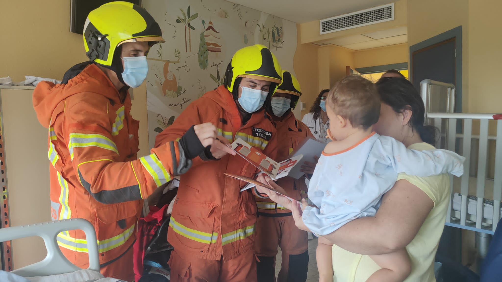 Bomberos de Xàtiva en el Hospital Lluís Alcanyís. Fuente: Diputació de València