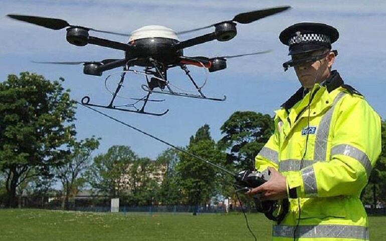 Un policía británico probando un drone