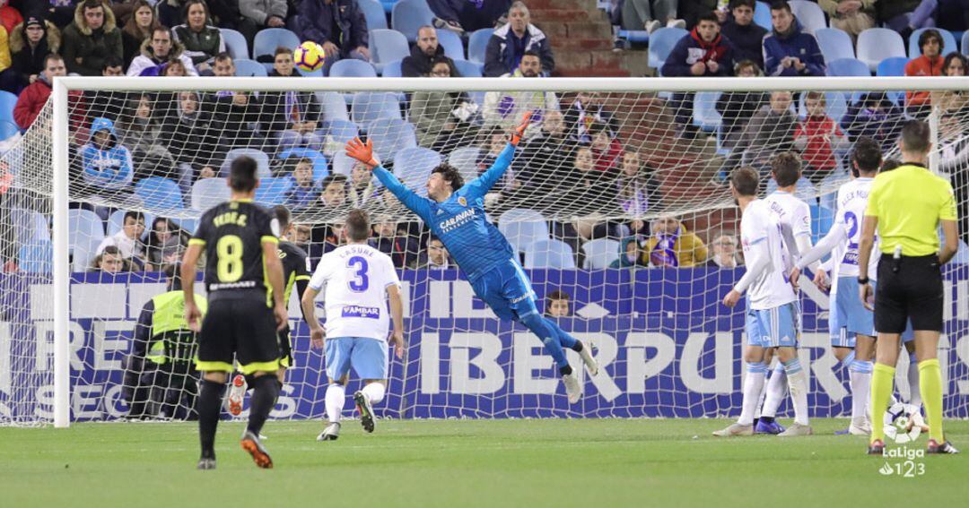 Cristian Álvarez no pudo evitar el gol de falta de Vadillo