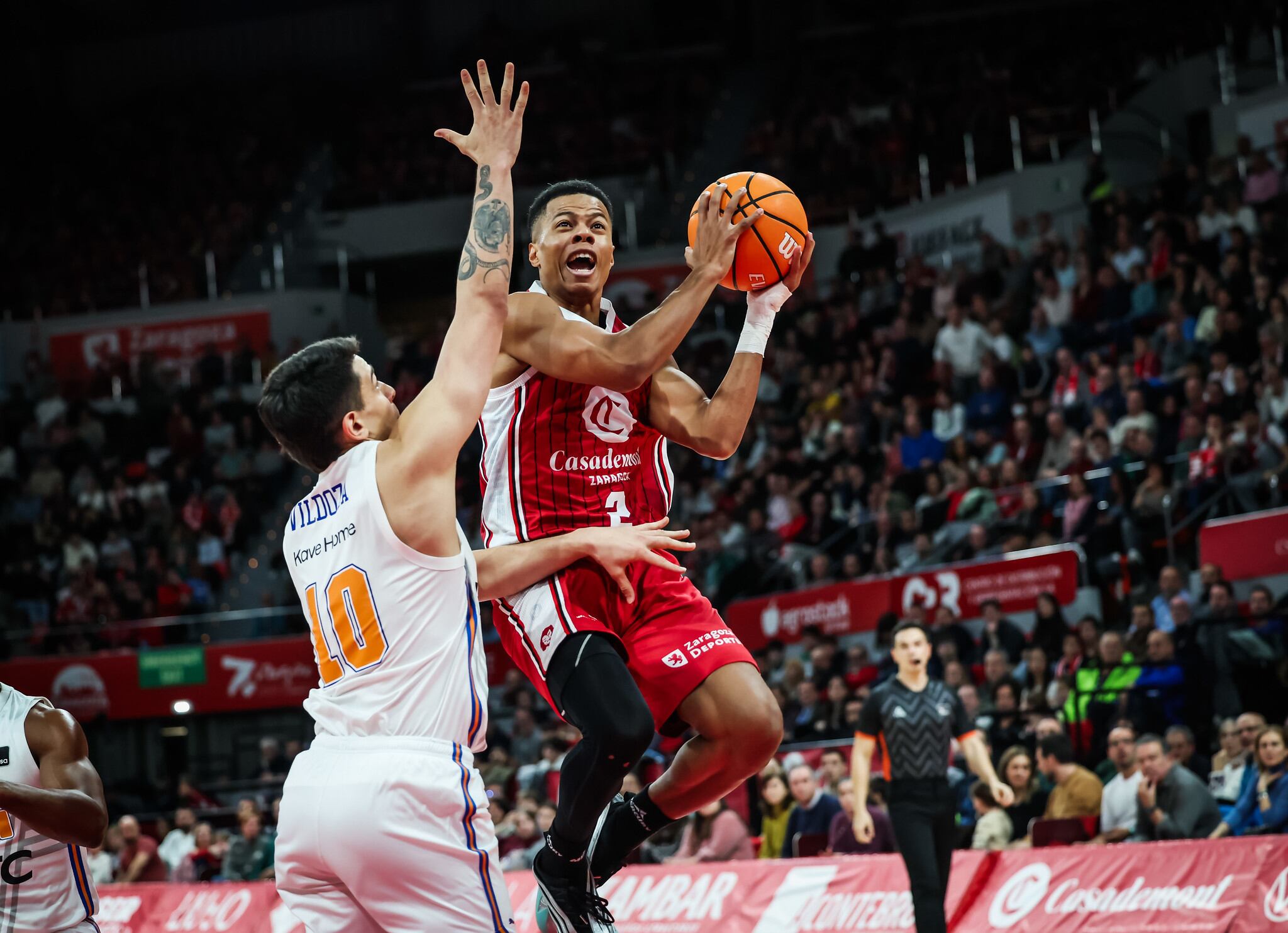Bell-Haynes, con la mano fracturada vedada, en el último partido ante el Girona
