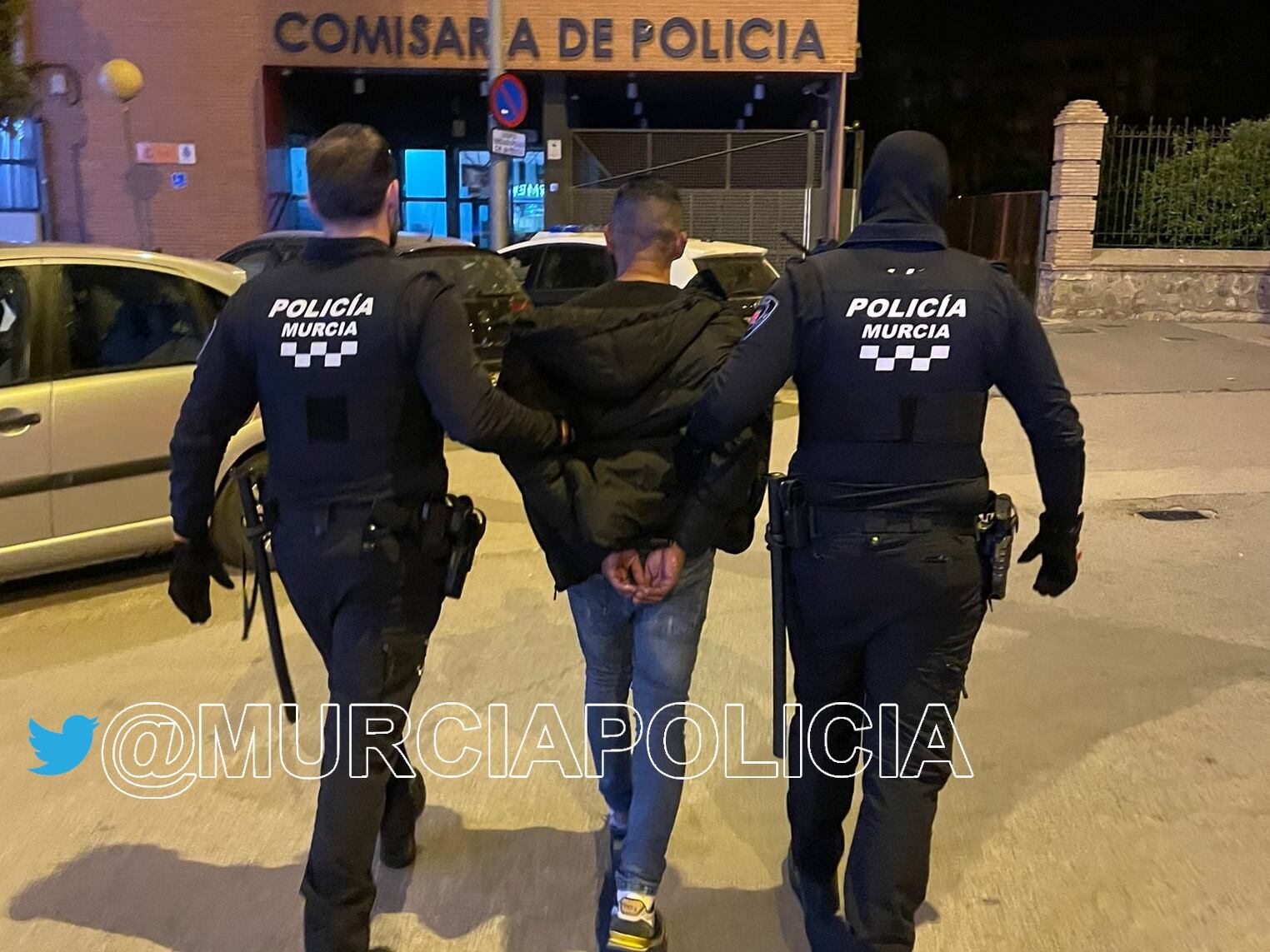 El detenido es llevado a dependencias de la Policía Nacional