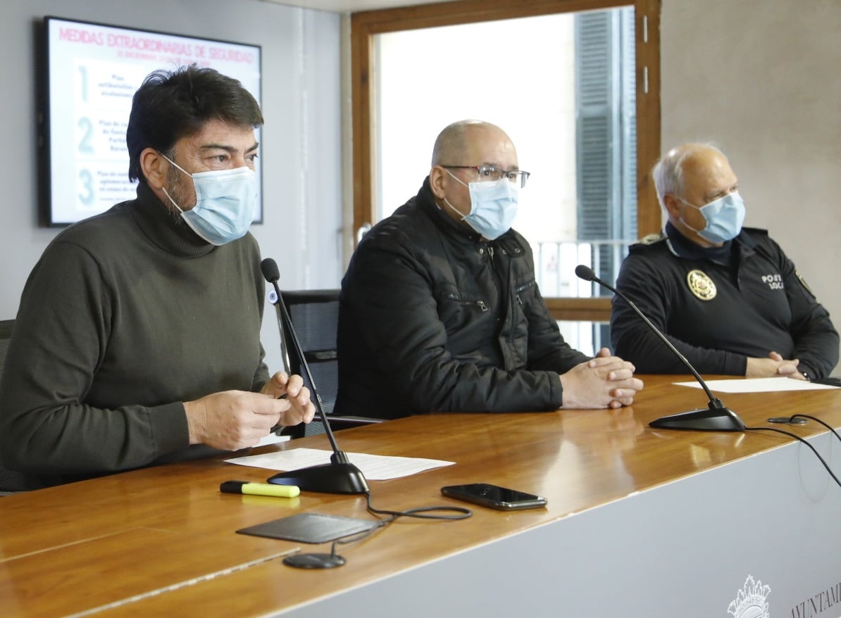 Imagen de archivo del alcalde, Luis Barcala, el concejal de Seguridad, José Ramón González, y el jefe de la Policía Local, José María Conesa, en una rueda de prensa