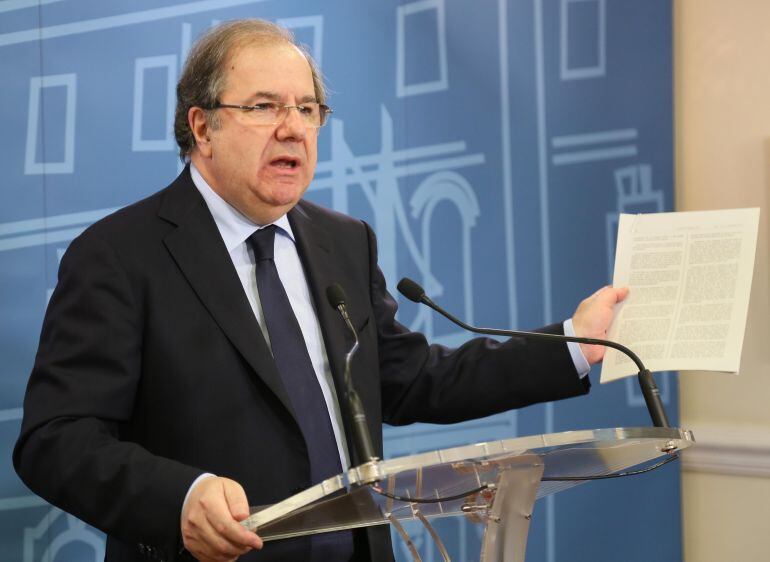 Juan Vicente Herrera, muestra un documento en una rueda de prensa