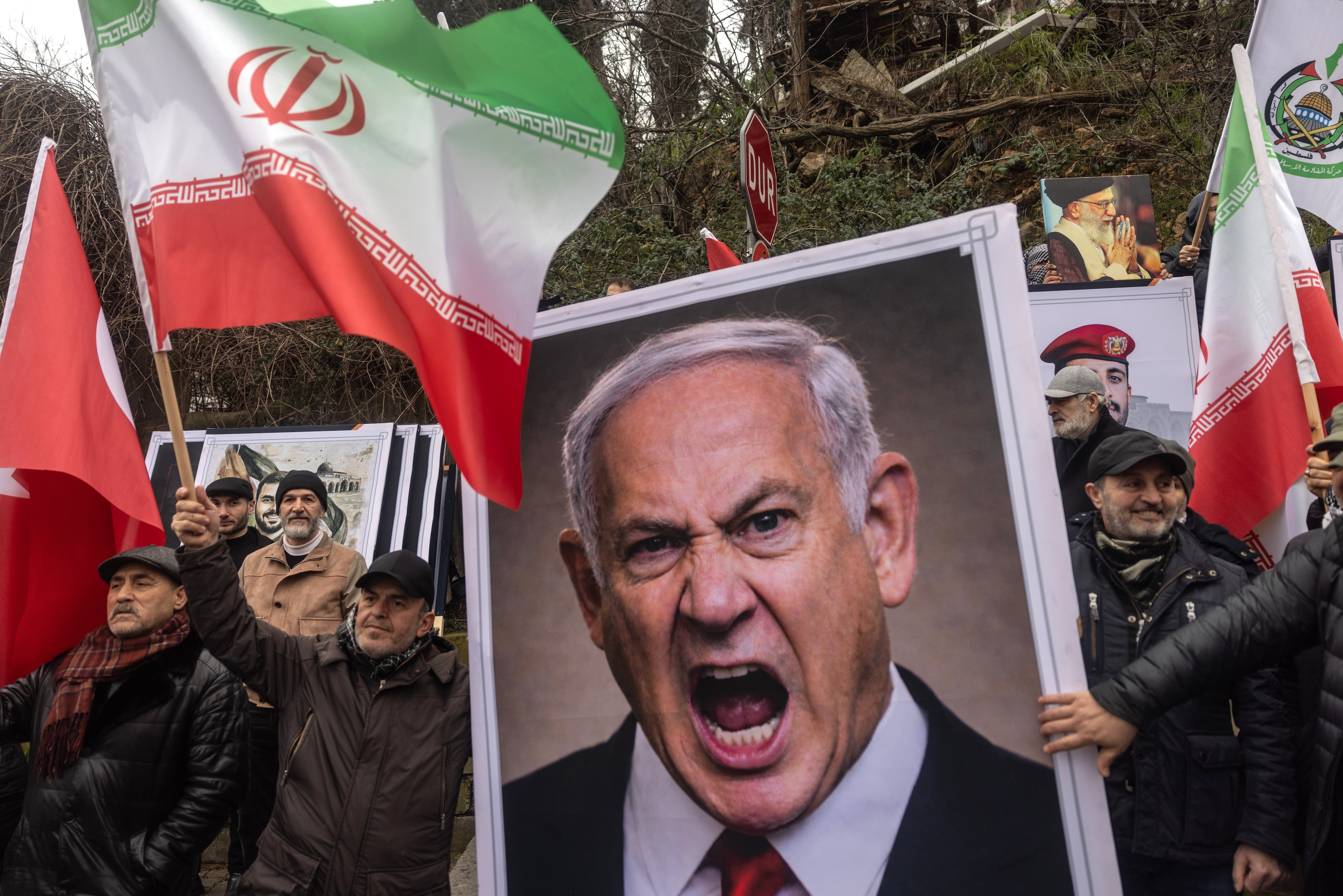 Manifestantes pro-iraníes en Estambul con banderas de Irán y retratos de Netanyahu a principios del mes de febrero