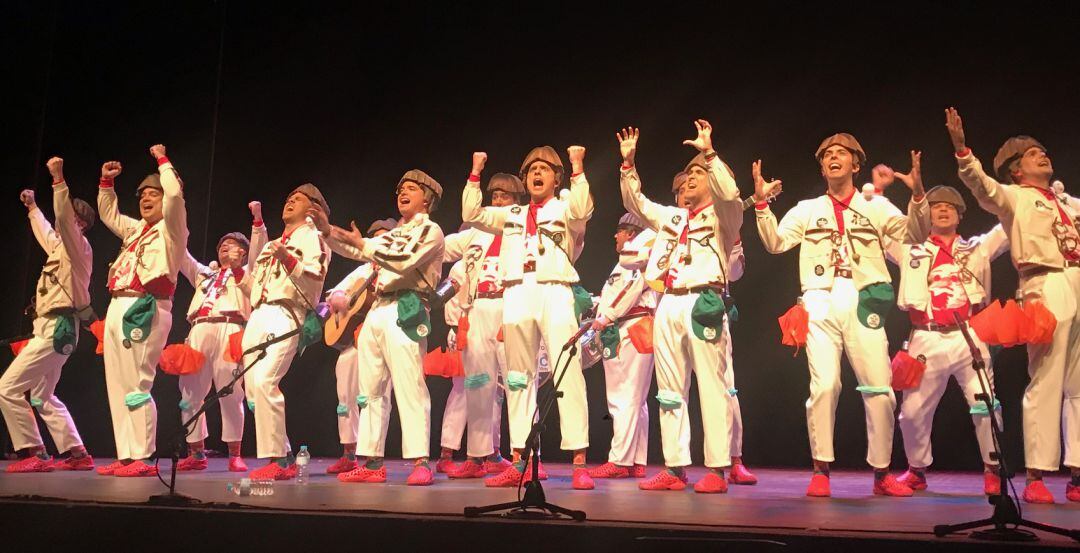 Chirigota "Yo no lo veo, Mateo", de Torredonjimeno, durante su actuación.