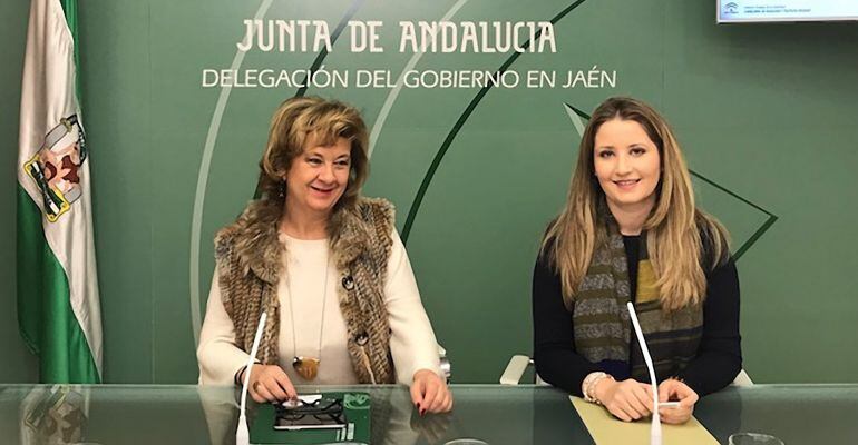 La delegada de Salud, Teresa Vega y la coordinadora del IAJ en la provincia, Ana Morillo.