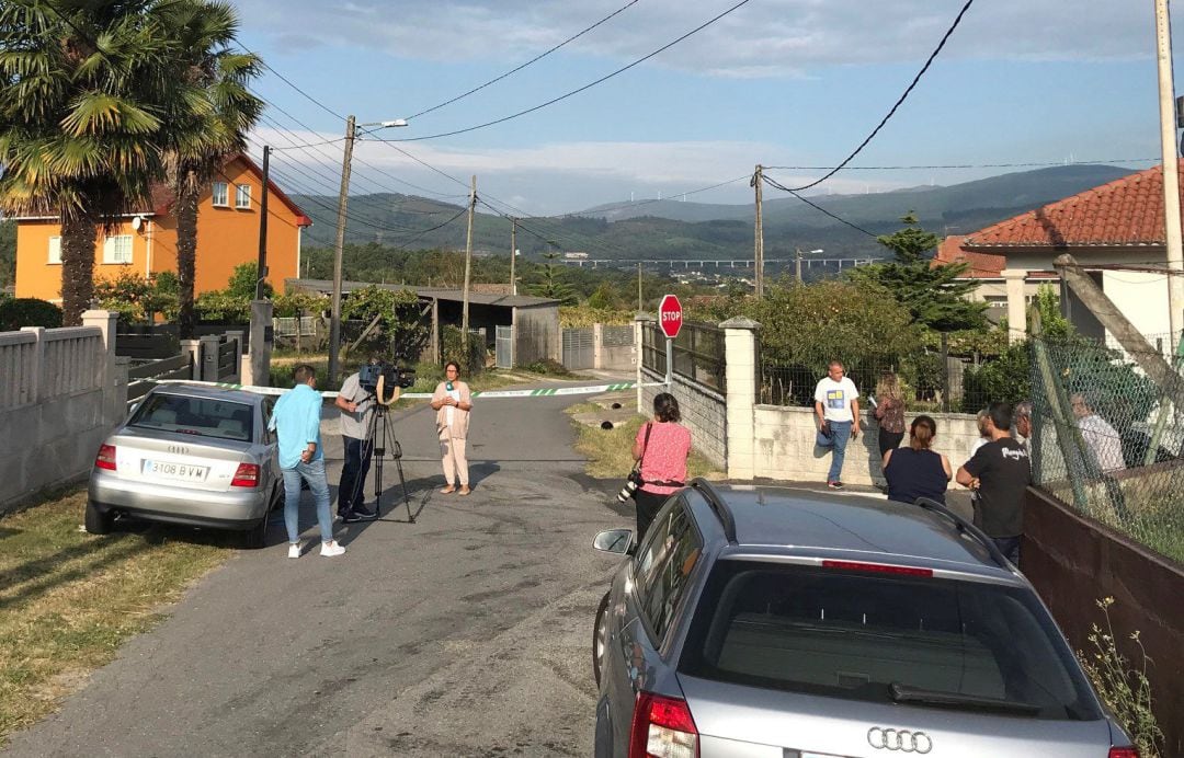 Vista de la zona precintada por el triple crimen cometido en la mañana de este lunes en la parroquia de Cordeiro de Valga (Pontevedra).