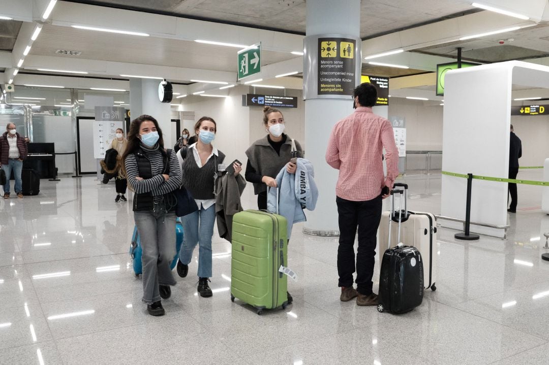 Archivo - Un dispositivo de controles de PCR en el aeropuerto de Palma.