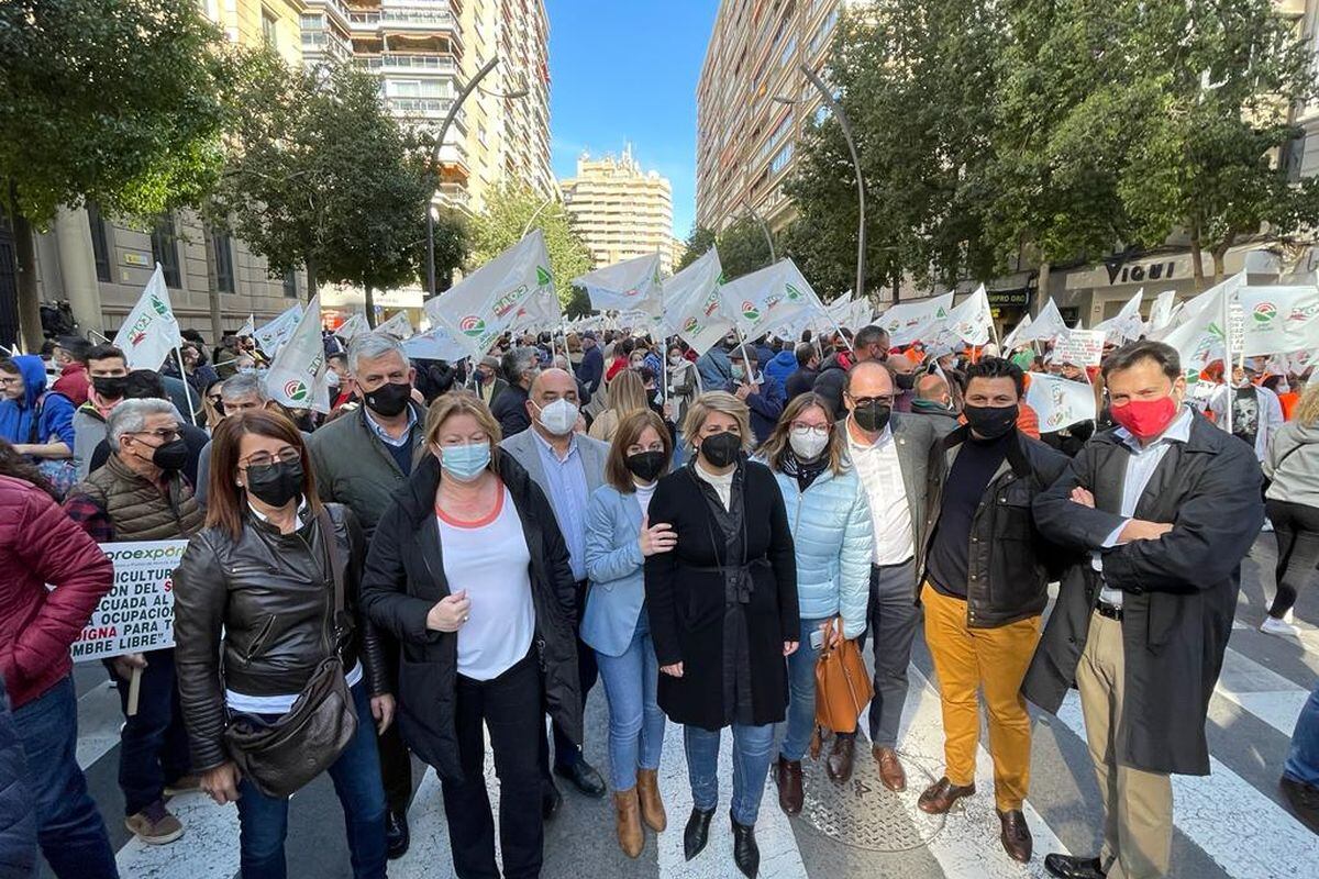 La alcaldesa de Cartagena participa en la protesta de los agricultores en Murcia