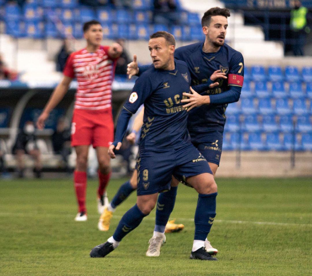 Aketxe celebra un gol junto a Rafa de Vicente