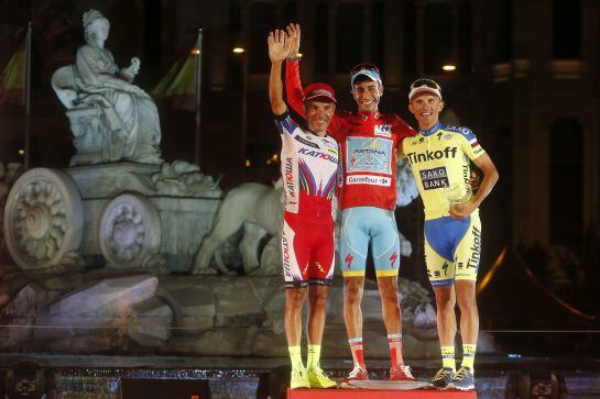 Purito Rodríguez, Fabio Aru y Rafal Majka posan en el podio final de la Vuelta 2015.