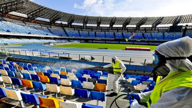 Técnicos de limpieza desinfectando el estadio