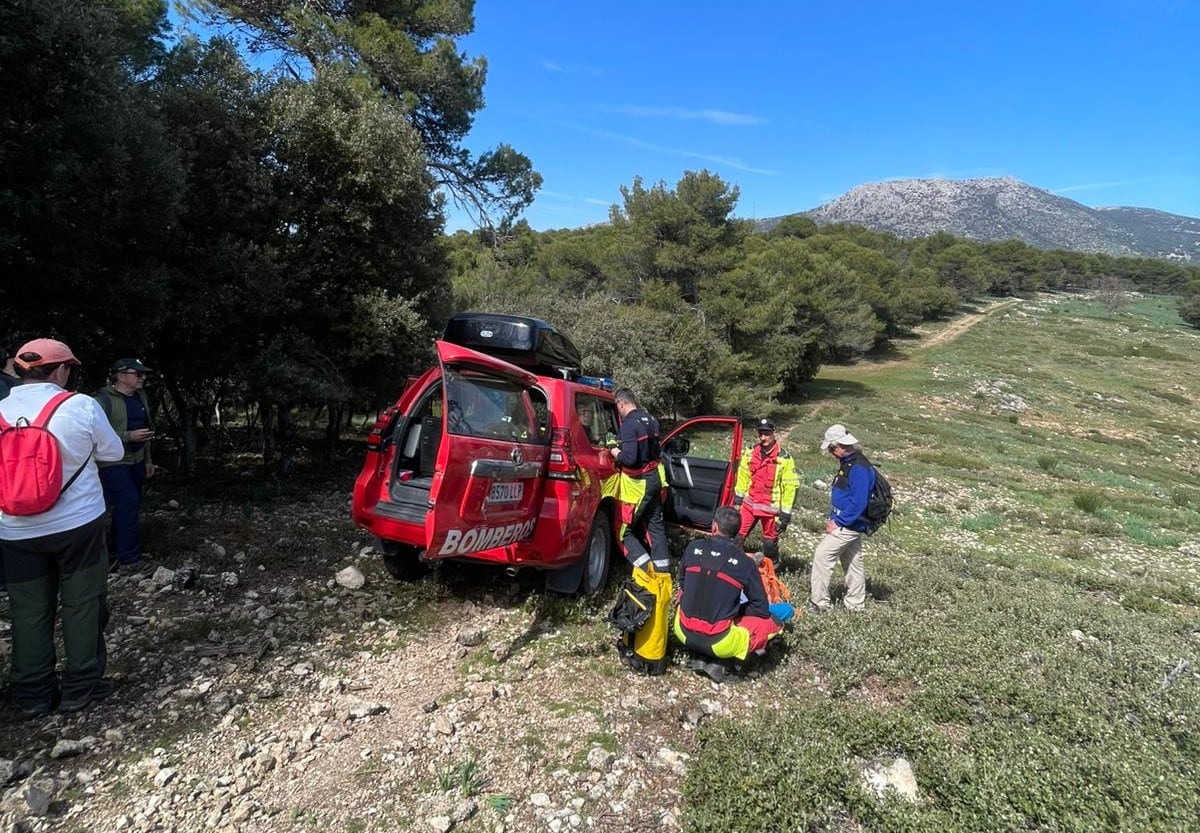 Los Bomberos de Jaén rescatan a un senderista herido en el paraje jiennense de la Cañada de las Hazadillas
